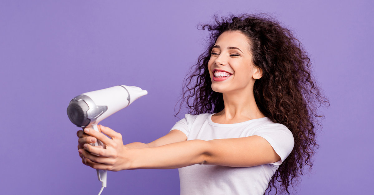 Cheveux bouclés : Comment bien les sécher au sèche-cheveux