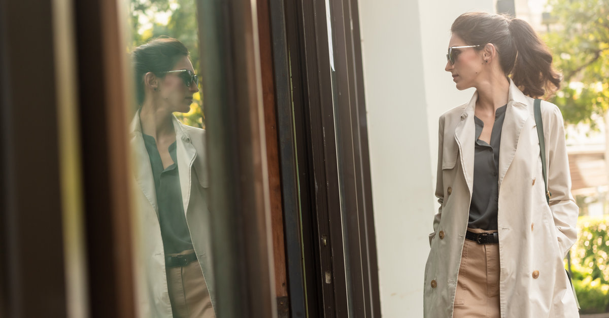 Idée look : 5 façons de porter le trench de façon décontractée