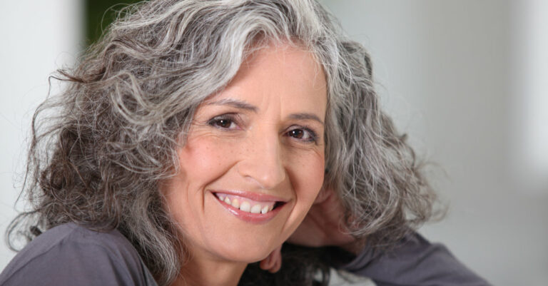 astuces naturelles pour colorer les cheveux gris et stopper leur chute