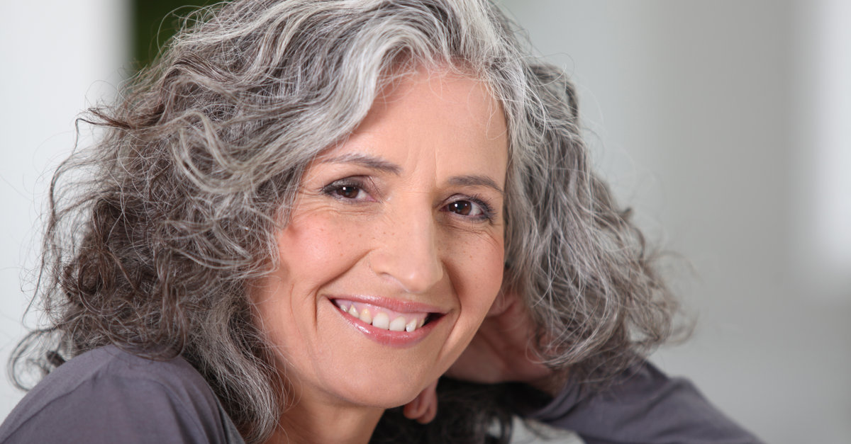 astuces naturelles pour colorer les cheveux gris et stopper leur chute