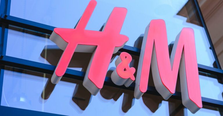Tendance mode été 2022 : H&M fait fort en imposant la nouvelle couleur star pour la saison estivale, et vous allez être surprise