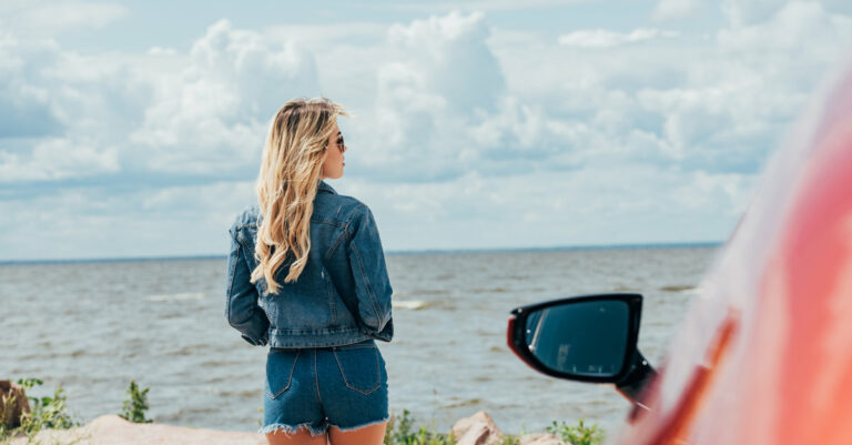 Veste en jean avec ou sans manche idées de look tendance pour le printemps