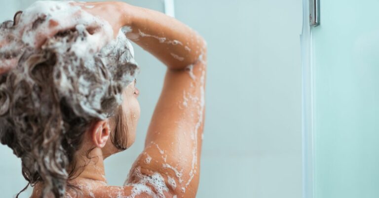 Ajouter du marc de café à son shampoing une astuce beauté zéro gaspillage aux multiples vertus !