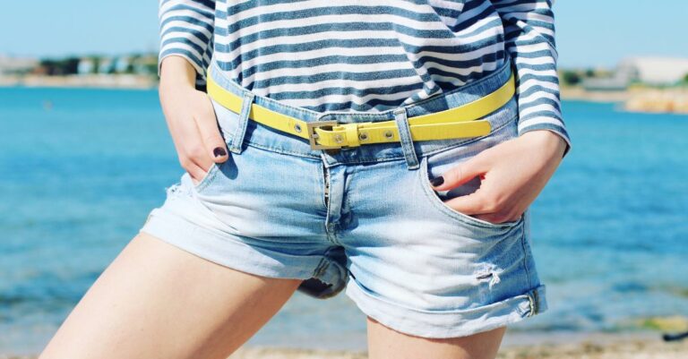 Short en jean Inspirez-vous de ces 3 idées de look denim pour être tendance durant tout l'été 2022 !
