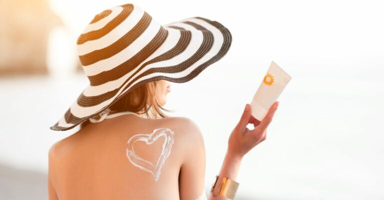 Belle à la plage A quel moment appliquer ma protection solaire pour être en accord avec mes soins de la peau