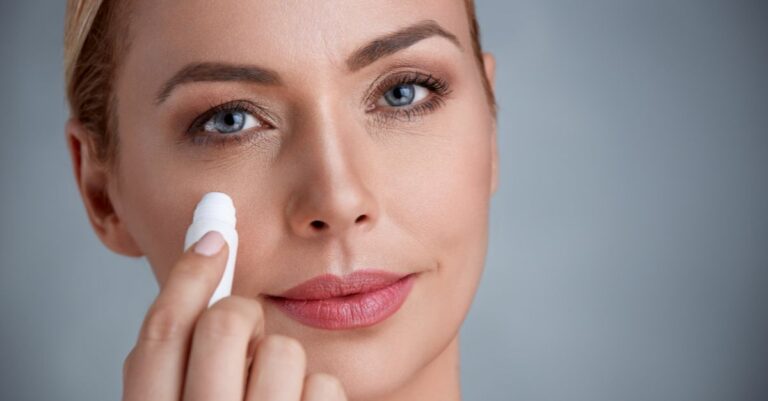 Maquillage comment estomper ses cernes facilement Voici la nouvelle technique du “F” qui cartonne sur les réseaux sociaux