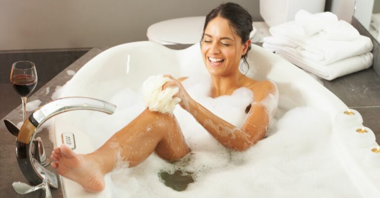 Se laver les cheveux dans le bain n'est pas recommandé