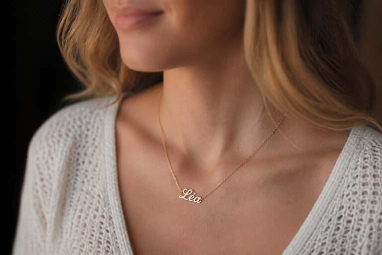 découvrez nos bijoux prénom uniques qui ajoutent une touche d'élégance personnalisée à votre style. sublimez votre look avec des créations raffinées et sur-mesure.
