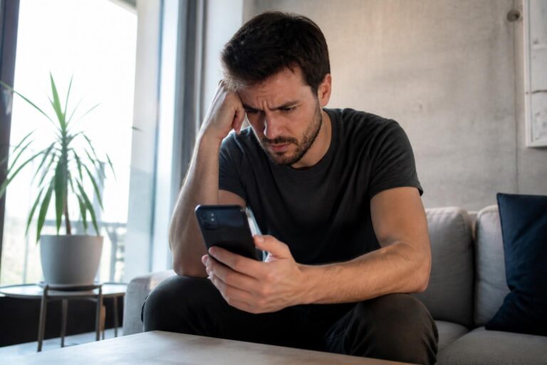 découvrez les 7 sms que les hommes redoutent recevoir et comprenez pourquoi ces messages peuvent agacer. un décryptage pour mieux gérer la communication au quotidien.