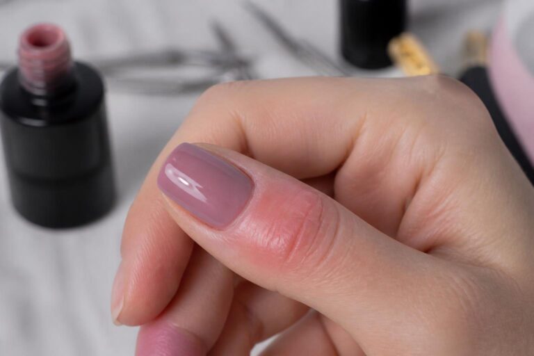 découvrez les causes des démangeaisons après un vernis semi-permanent et comment les éviter pour préserver la santé de vos ongles et de votre peau.