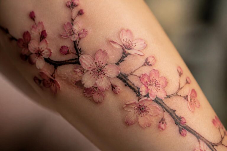 découvrez la signification profonde et les symboles associés aux tatouages de fleurs de cerisier, un art riche en émotions et traditions.