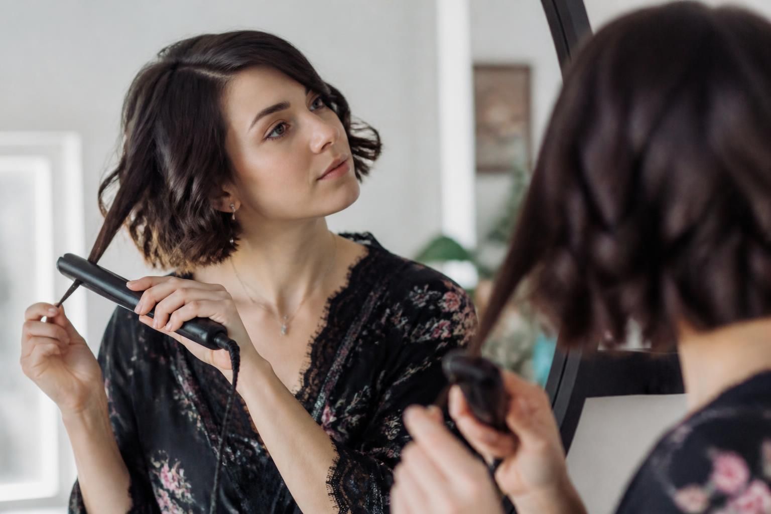 découvrez nos astuces simples et efficaces pour créer de magnifiques boucles avec un lisseur, et sublimez votre coiffure facilement au quotidien.