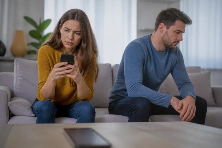 découvrez les signes révélateurs qui indiquent si votre partenaire vous trompe et apprenez à reconnaître les comportements à ne pas ignorer pour préserver votre relation.
