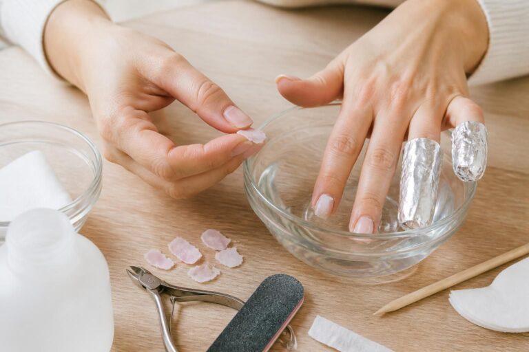 découvrez les astuces incontournables pour retirer vos faux ongles en toute sécurité, sans abîmer vos ongles naturels. des conseils simples et efficaces pour préserver la santé de vos ongles.