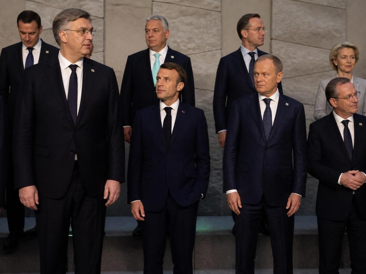 découvrez la taille précise d'emmanuel macron, président de la république française, et les faits intéressants autour de sa stature.