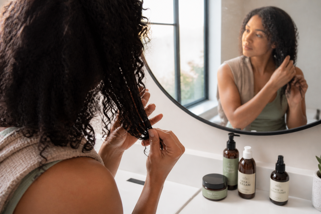 Coiffer des cheveux bouclés : routine simple pour définir les boucles