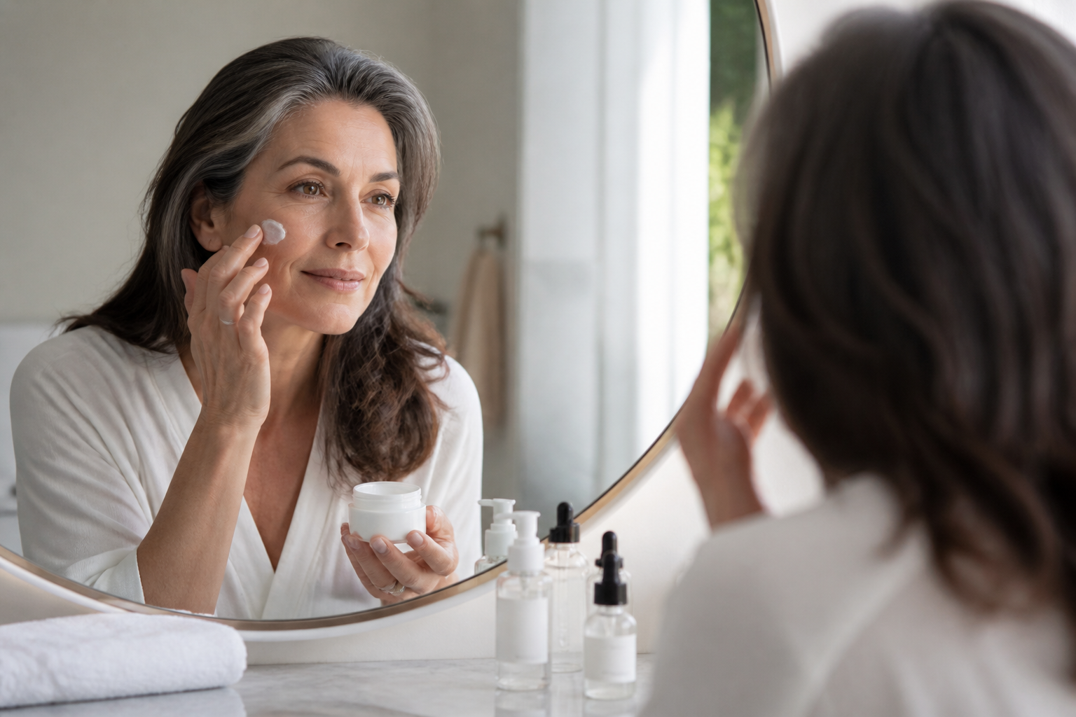 Meilleure crème visage ménopause : quels actifs privilégier après 50 ans ?