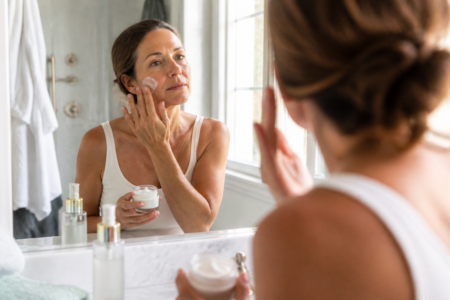 Meilleure crème visage ménopause : quels actifs privilégier après 50 ans ?