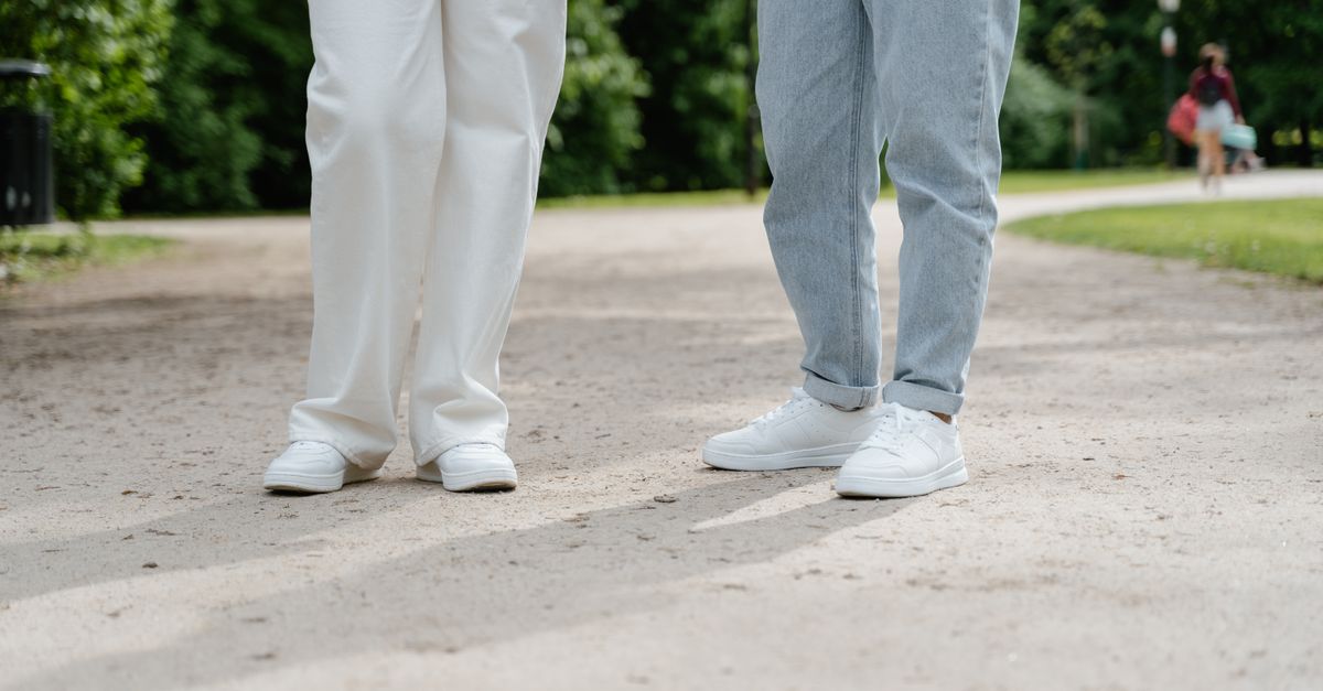 Sneakers blanches femme : comment les garder chic au quotidien ?